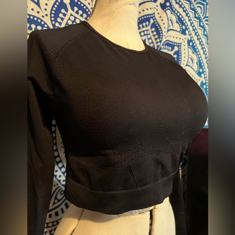 L Black compression workout long sleeve cropped top!